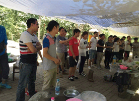 市場(chǎng)部燒烤派對(duì)